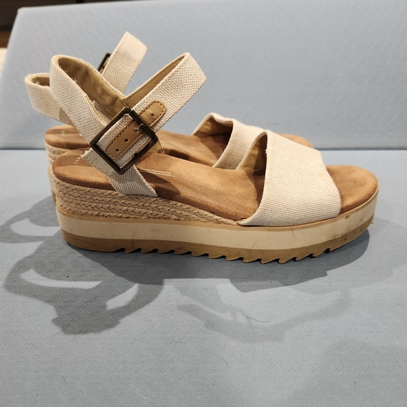 Women's Cream Platform Sandals - Picture 5 of 7
